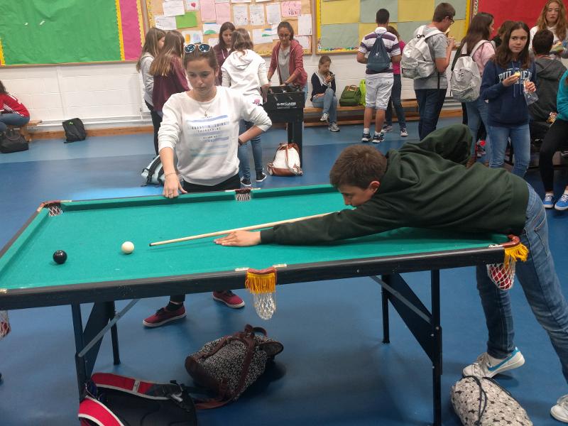 Jóvenes jugando al billar en el curso de ingles en irlanda