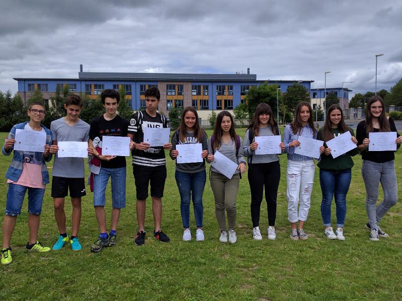 Grupo de jóvenes posando con su diploma en el curso de ingles en irlanda