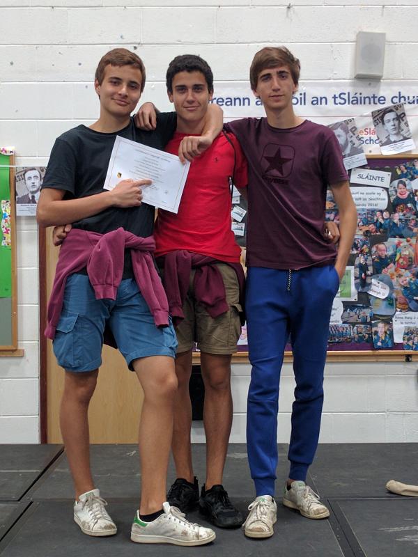 Tres chicos posando con su diploma en el curso de ingles irlanda