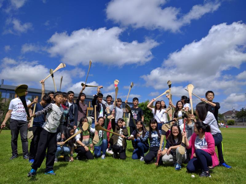 Jóvenes posando con sus palos de lacrosse en el curso ingles irlanda
