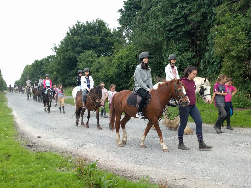 Jóvenes paseando montando a caballo en el curso ingles en irlanda