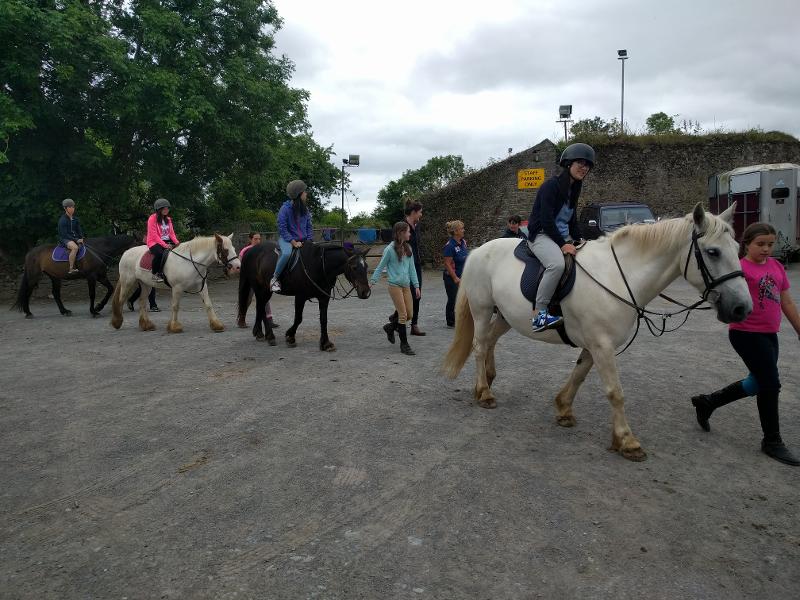 Jóvenes montando a caballo en el curso ingles irlanda