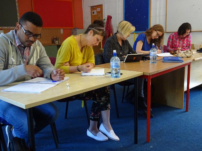 Grupo realizando un examen en el curso ingles en irlanda