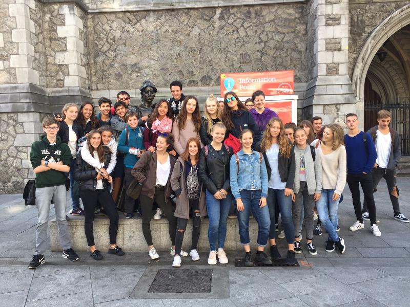 Foto grupal con Molly Malone en el curso ingles en irlanda