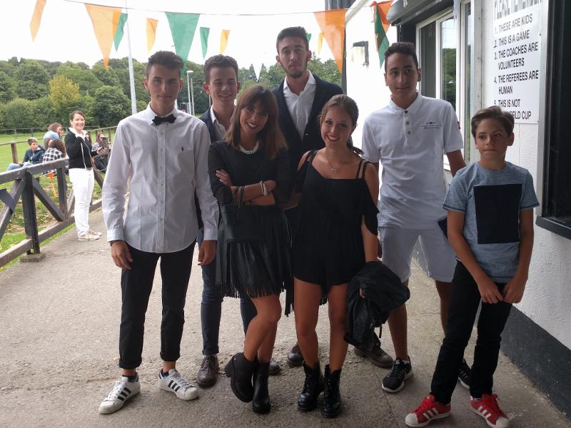 Jóvenes preparados para la velada en el curso ingles en irlanda