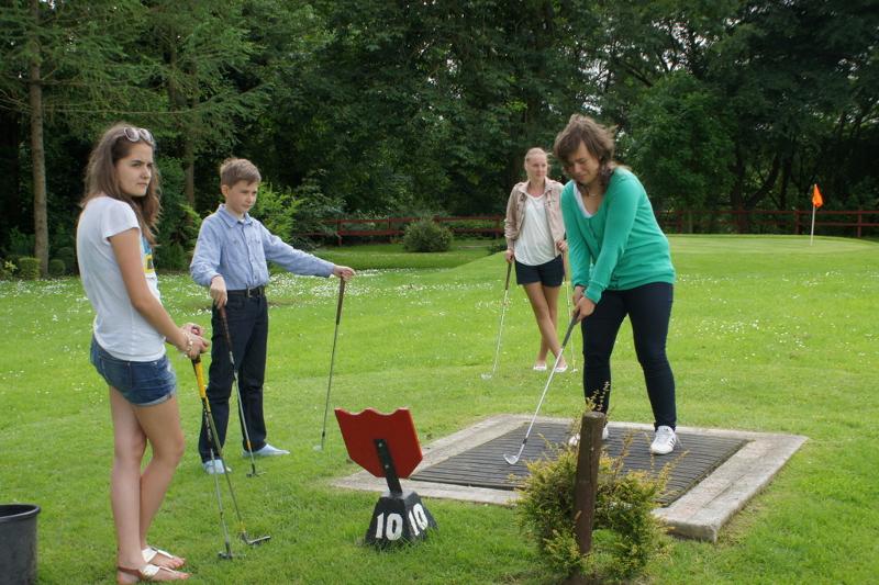 Jóvenes y monitoras jugando al minigolf en el curso ingles verano irlanda