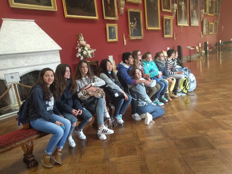 Jóvenes sentados en un museo en el curso ingles verano irlanda