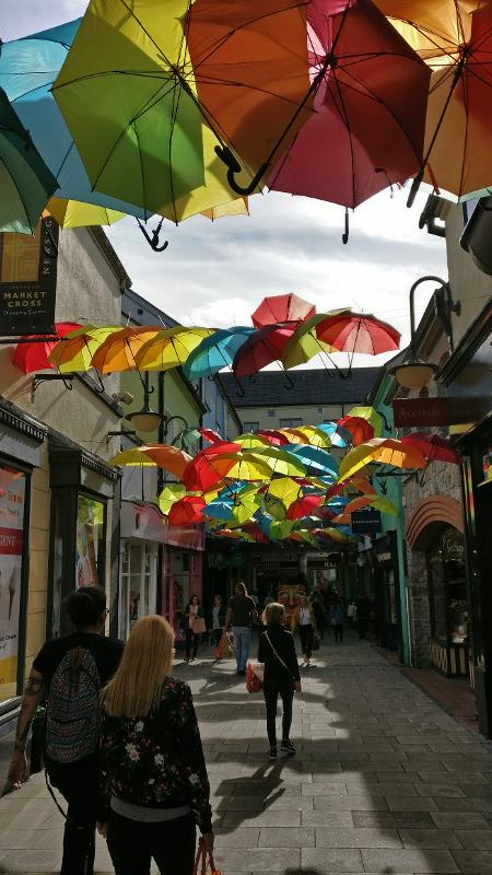 Calle con paraguas de colores en el curso de ingles en irlanda en verano