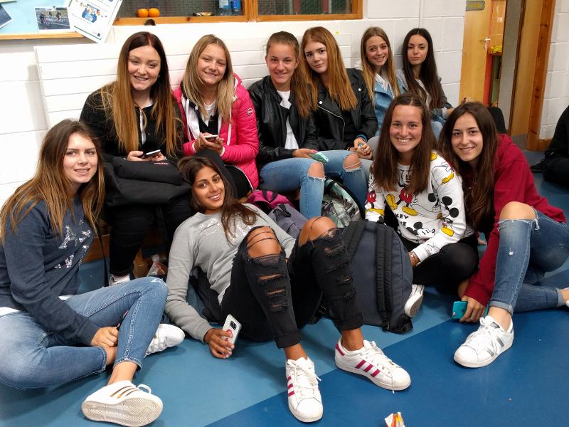 Grupo de chicas sentadas posando en el curso de ingles en irlanda en verano