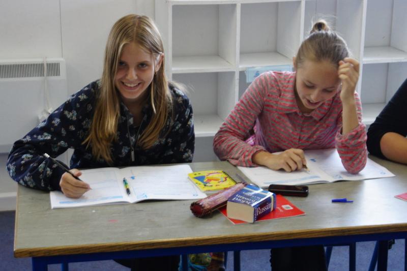 Dos chicas en clase en el curso de idiomas en irlanda 