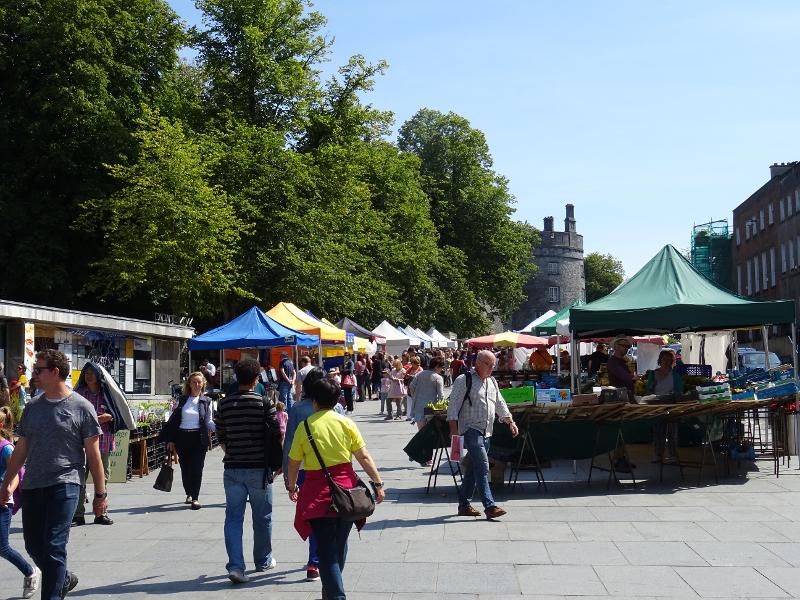 Mercadillo de día en Kilkenny en el curso de idiomas irlanda