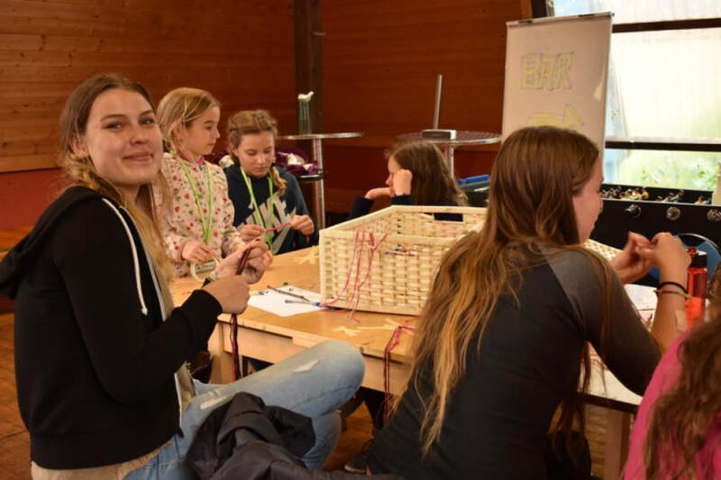 Grupo de jóvenes disfrutando de una tarde ultimando los detalles para la obra que representarán el último día del campamento de teatro