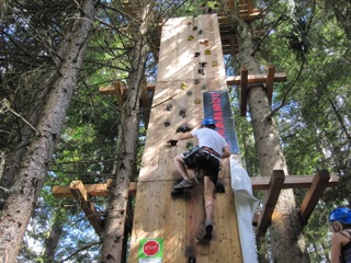 niño practicando escalada multiaventura en el campamento de verano en holanda