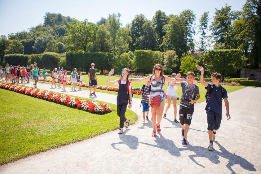 Participantes y monitora del campamento de verano en Austria visitando un palacio en Salzburgo