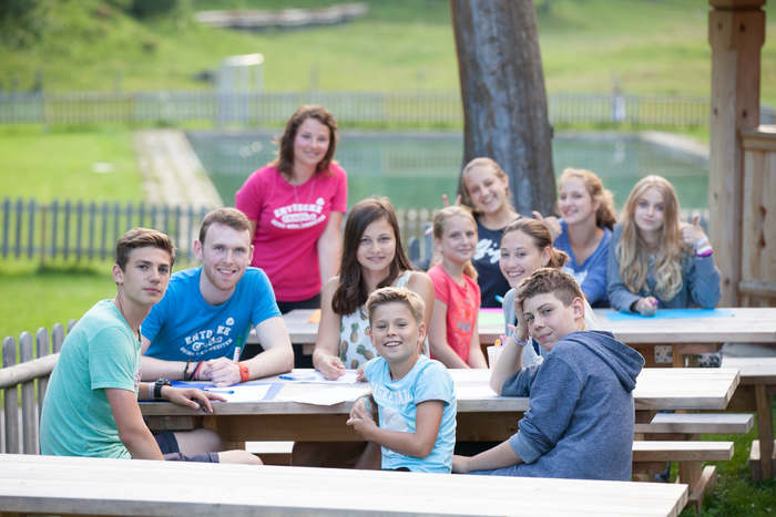 Grupo de participantes y monitores del campamento de verano en Austria disfrutando en las zonas exteriores