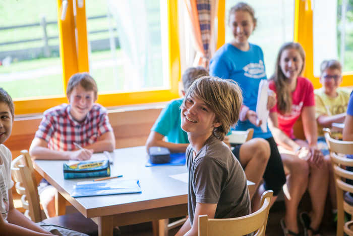 Grupo de jovenes participando en las clases de idiomas del campamento de verano en el extranjero