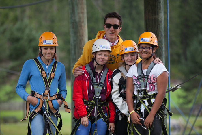 Grupo de jovenes en las actividades multiaventura del campamento de verano en el extranjero