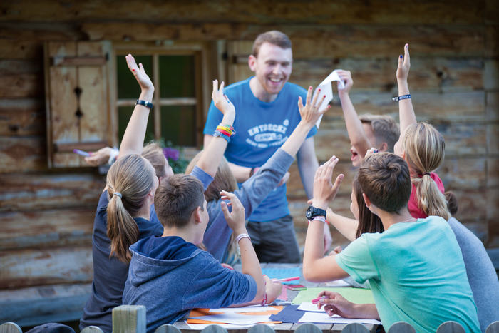 Grupo de jovenes felices en las clases de idiomas en el campamento de verano en el extranjero