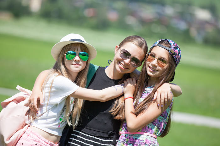 Jovenes felices en las actividades del campamento de verano en el extranjero