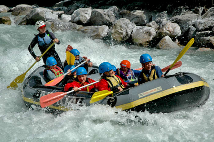 Jovenes haciendo rafting en el campamento de verano en el extranjero