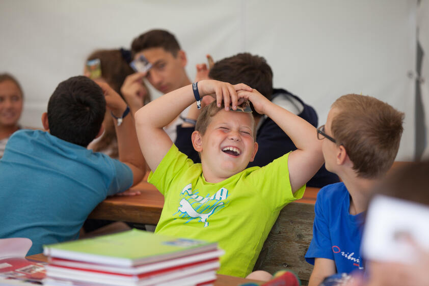 Grupo de jovenes riendose en las clases de idiomas del campamento de verano en el extranjero
