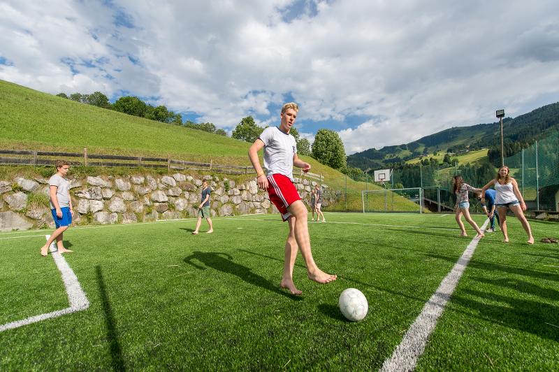 Jovenes jugando un partido de futbol en las pistas deportivas del campamento de verano en holanda