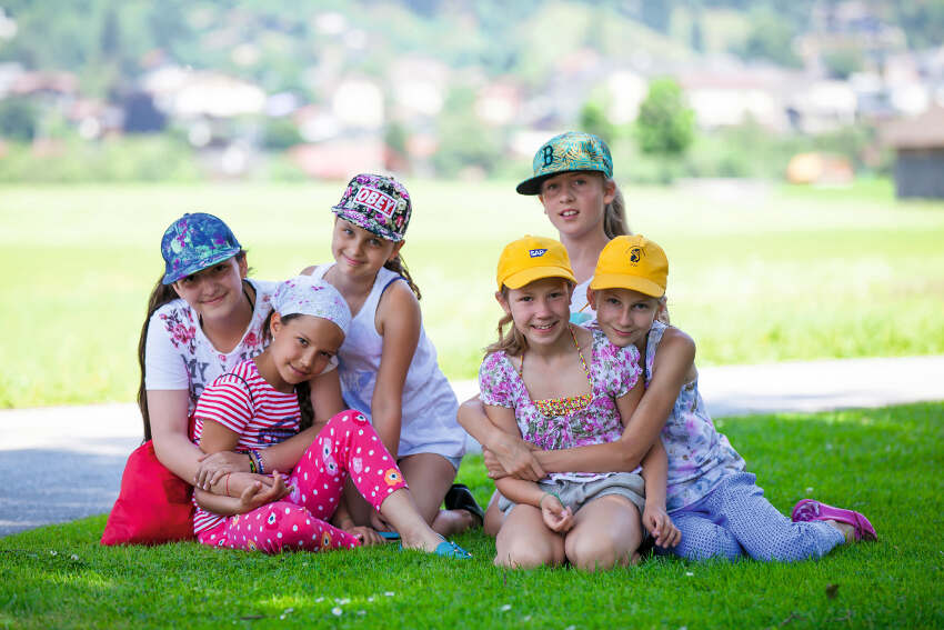 Grupo de jovenes sentados en el jardin del campamento de verano en holanda