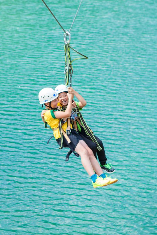 Niños lanzandose en tirolina en el parque multiaventura del campamento de verano en holanda