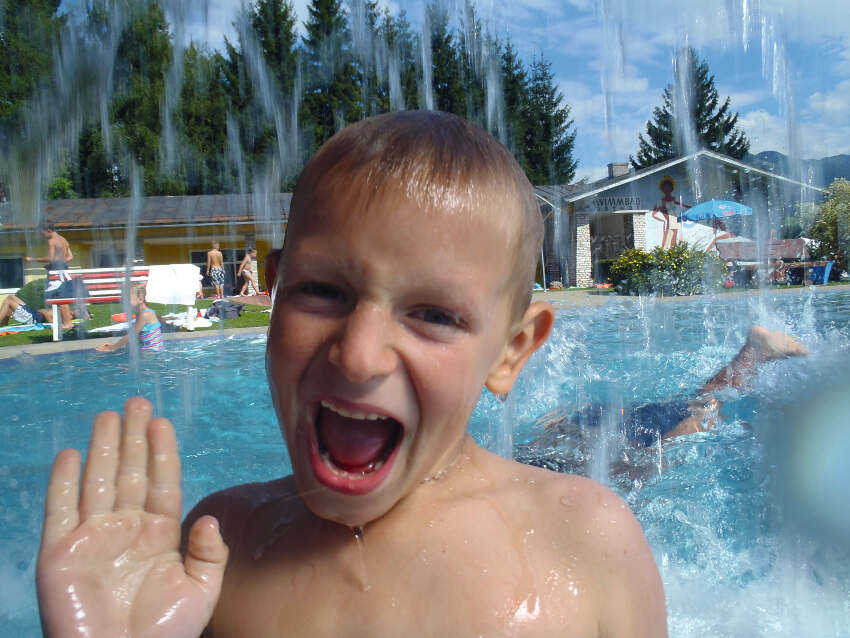Joven disfrutando de la piscina en el campamento de verano en holanda