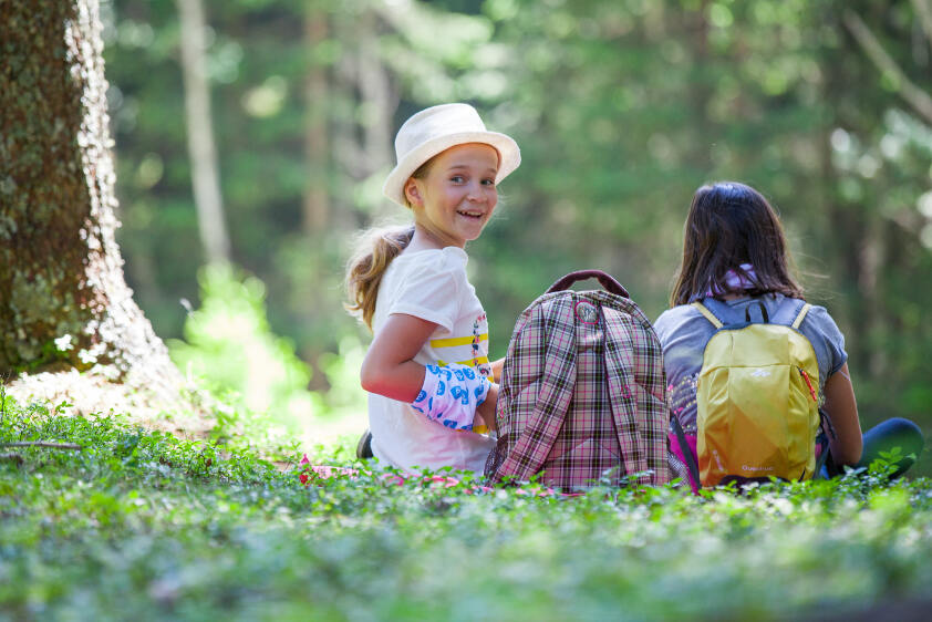 Jovenes sentadas tomando el desayuno en una excursion del campamento de verano en holanda