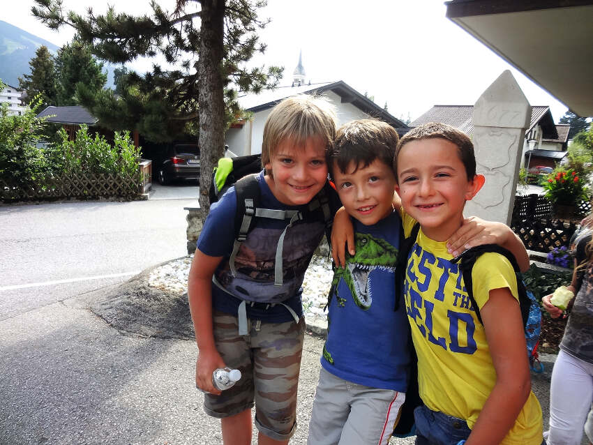 Jovenes felices en una excursion del campamento de verano en holanda