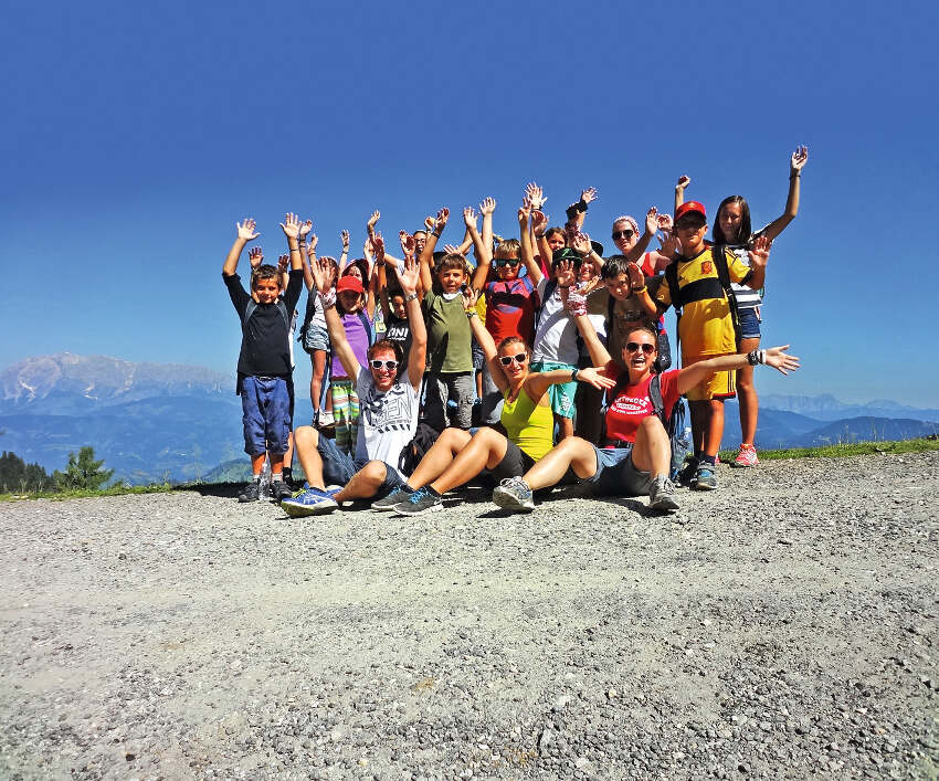 Grupo de jovenes felices en una excursion en la naturaleza del campamento de verano en holanda