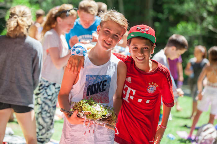 Jovenes mostrando sus resultados en las actividades multiaventura del campamento de verano en holanda