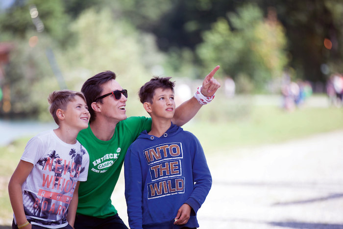 Grupo de jovenes felices en el campamento de verano en holanda