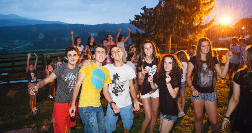 Grupo de jovenes disfrutando de una de las noches tematicas del campamento de verano en holanda