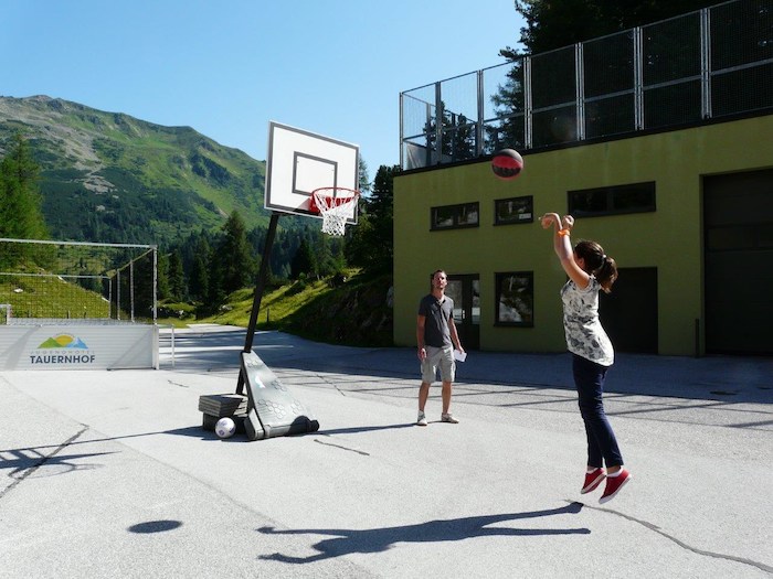 Jovenes jugando al baloncesto en el campamento de verano en holanda