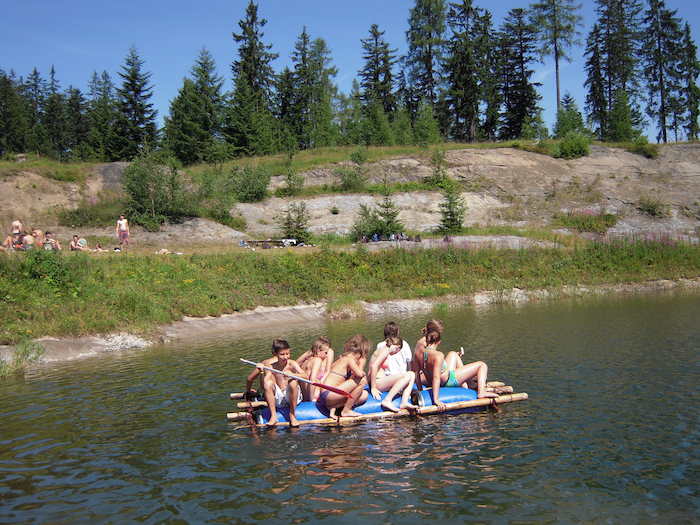 Jovenes montados en la balsa del campamento de verano en holanda