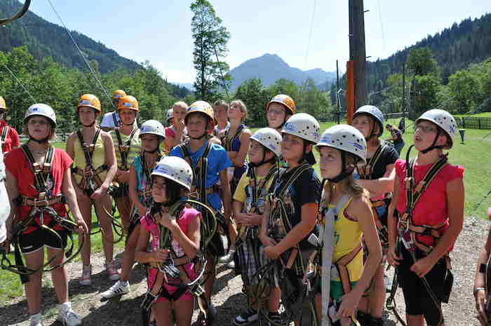 Grupo de jovenes escuchando las recomendaciones del campamento de verano en holanda