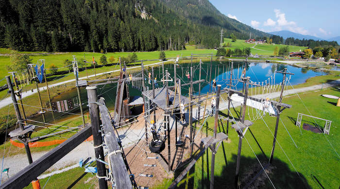 Zona de exterior con parque multiaventura en el campamento de verano en holanda