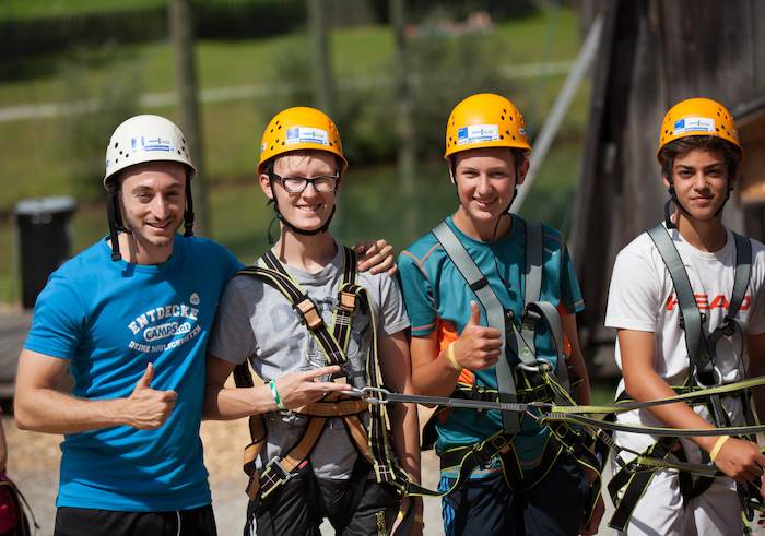 Grupo de jovenes felices en el parque multiaventura del campamento de verano en holanda