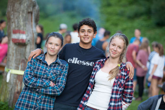 Jovenes posando para la foto del campamento de verano en holanda