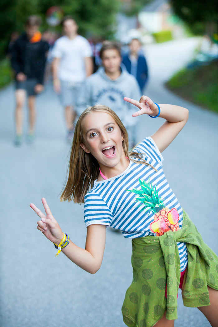 Joven feliz posando en el campamento de verano en holanda