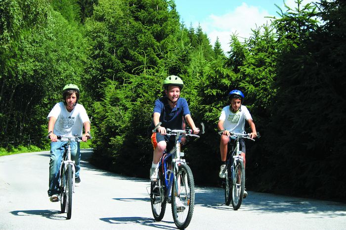 Grupo de jovenes en las clases de ciclismo del campamento de verano en holanda