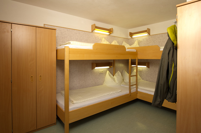 Habitacion con literas para los grupos de jovenes del campamento de verano en holanda