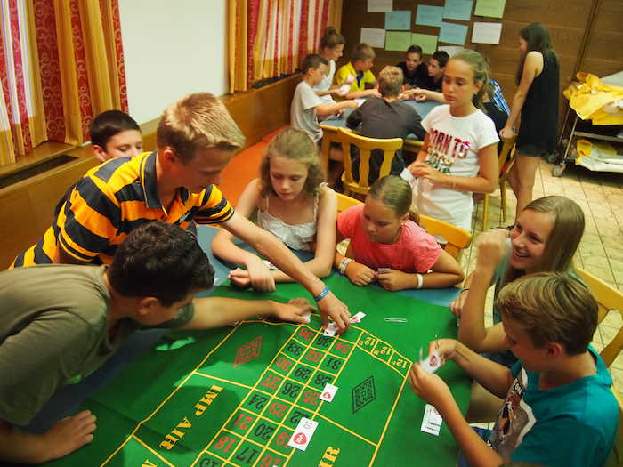 Grupo de jovenes en los juegos de mesas del campamento de verano en holanda