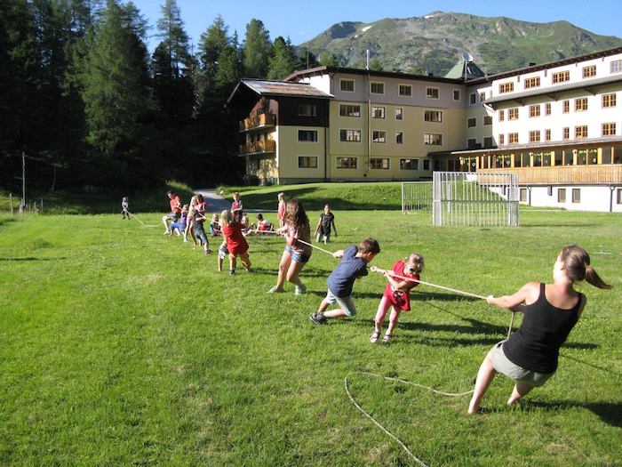 Grupo de jovenes participando en las competiciones del campamento de verano en holanda con la cuerda