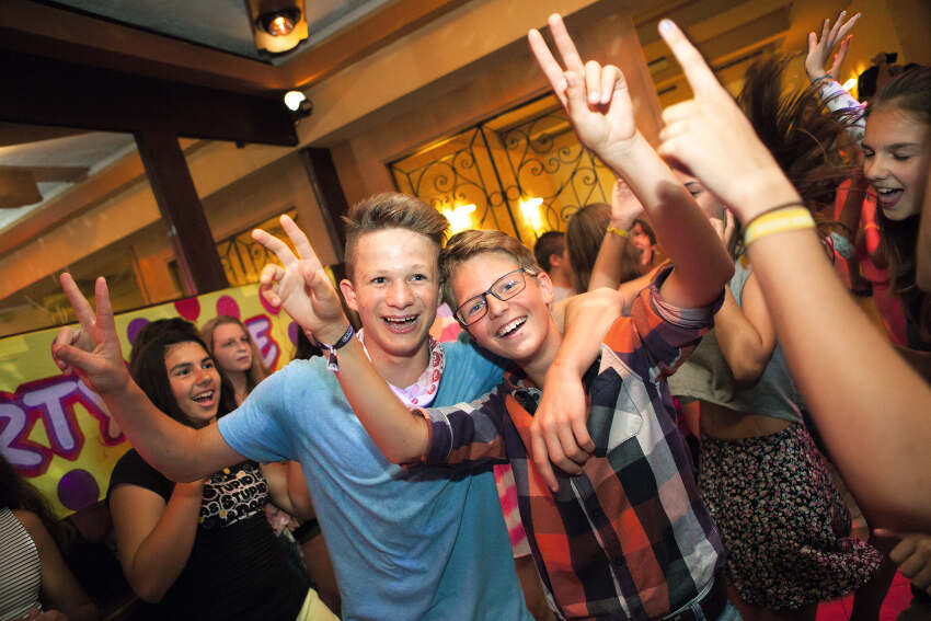 niños en una de las fiestas tematicas que organiza el campamento de verano en holanda