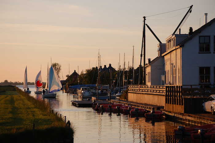 barcos de vela para las actividades acuaticas del campamento de verano en holanda