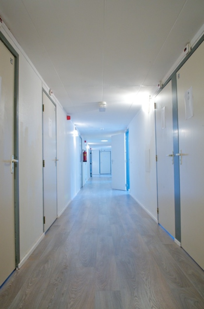 Pasillo de las habitaciones de los jovenes del campamento de verano en holanda