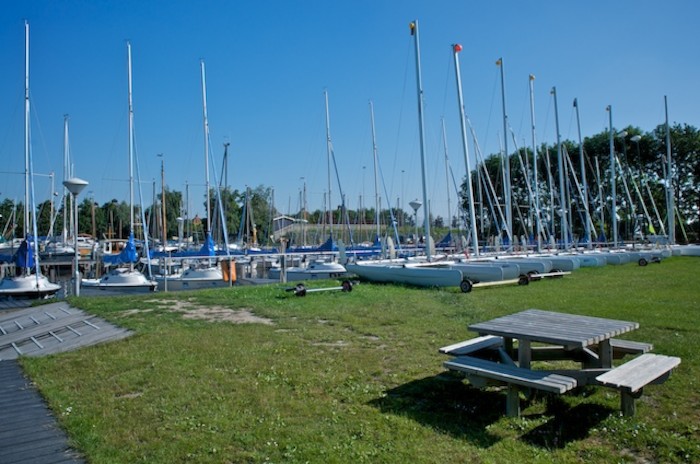 Barcas de vela atracadas en el puerto cercano al campamento de verano en holanda